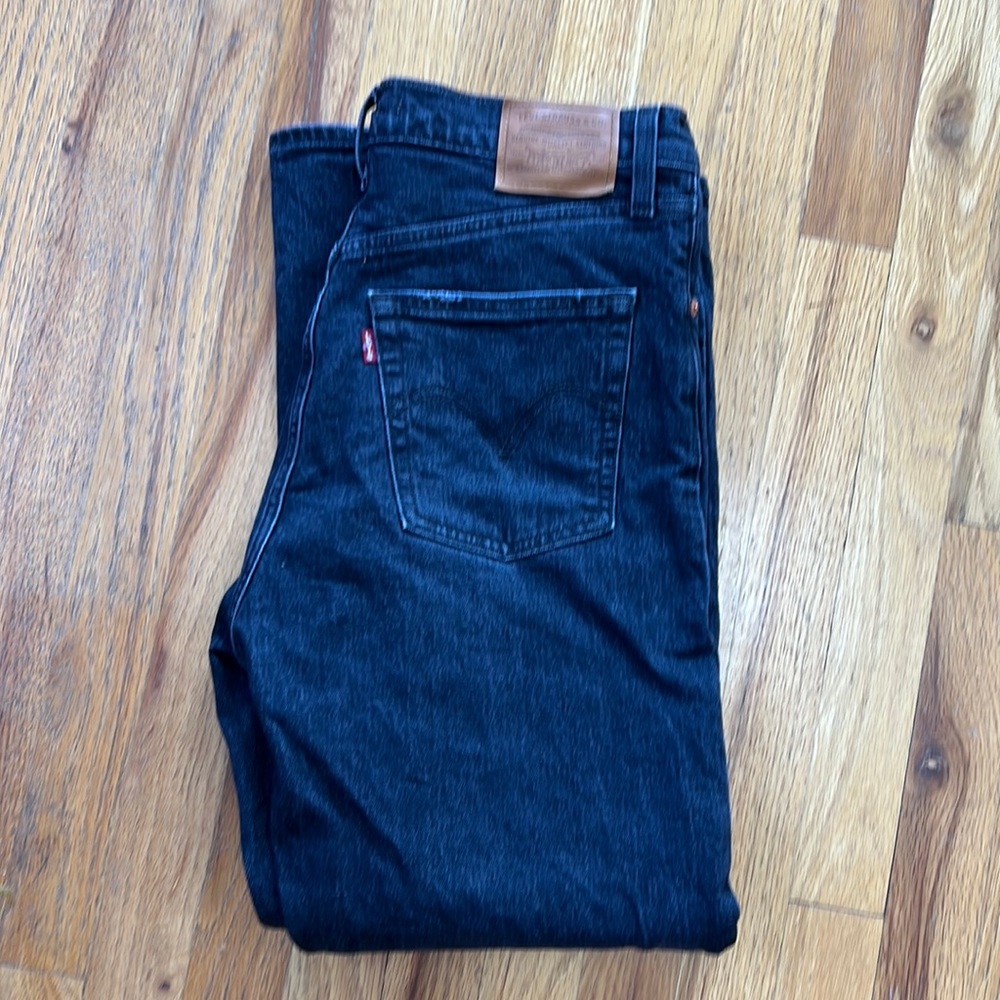 Premium Levi's Ribcage Straight crop jeans in Black